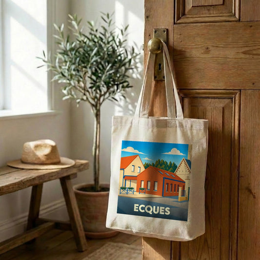 Sac cabas en toile souvenir de la ville d'Ecques avec une illustration stylisée de ses bâtiments.