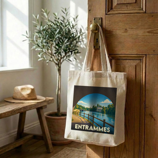 Tote bag souvenir de la ville d'Entrammes orné d'une illustration paysagère stylisée.