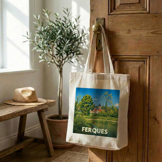 Tote bag souvenir de la ville de Ferques avec une illustration de paysage champêtre.