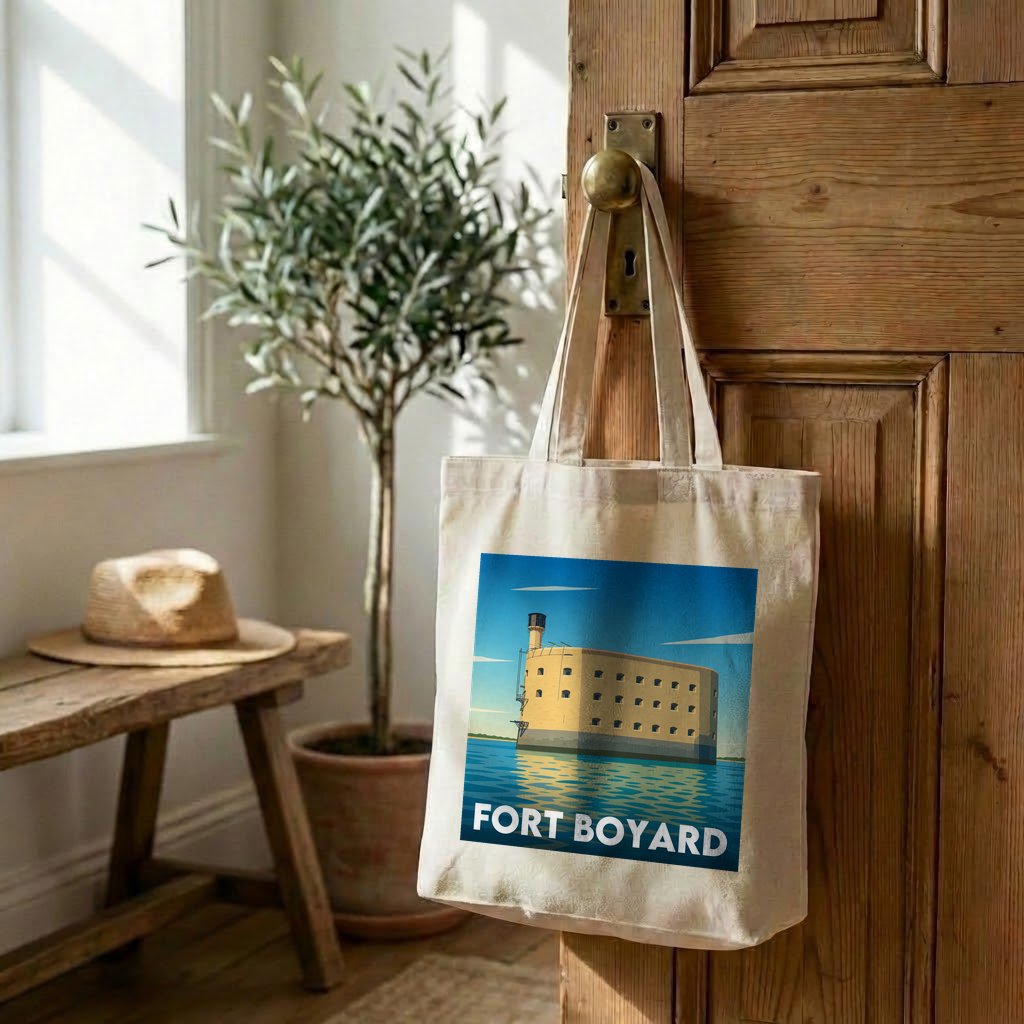 Tote bag souvenir de Fort Boyard avec une illustration stylisée.