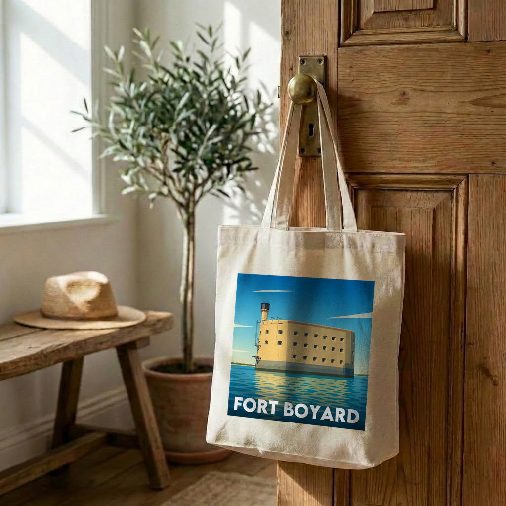 Tote bag souvenir de Fort Boyard avec une illustration stylisée.