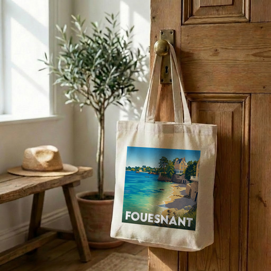 Tote bag souvenir de la ville de Fouesnant avec une illustration côtière stylisée.
