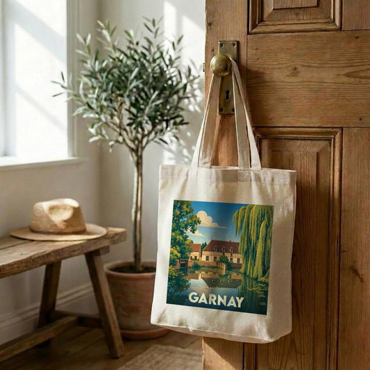 Tote bag souvenir de la ville de Garnay avec une illustration paysagère stylisée.