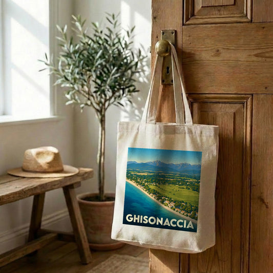 Tote bag souvenir de la ville de Ghisonaccia avec une illustration paysagère stylisée.
