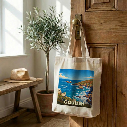 Tote bag souvenir de la ville de Goulien avec une illustration stylisée de son littoral sauvage.