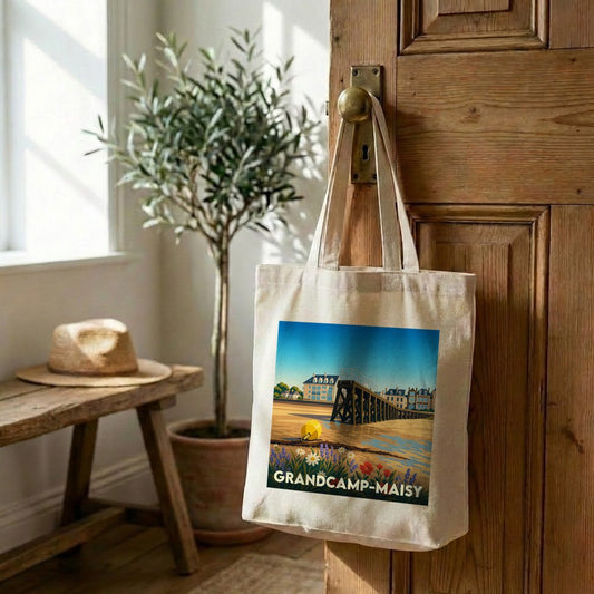 Tote bag souvenir de la ville de Grandcamp-Maisy avec une illustration stylisée.