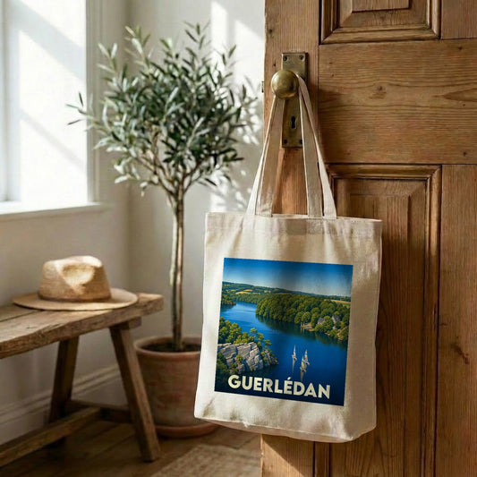 Tote bag souvenir du lac de Guerlédan avec une illustration paysagère stylisée.