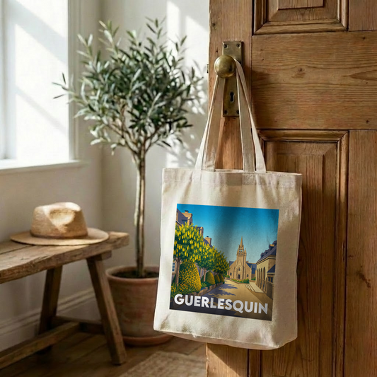 Tote bag souvenir de la ville de Guerlesquin avec une illustration stylisée.