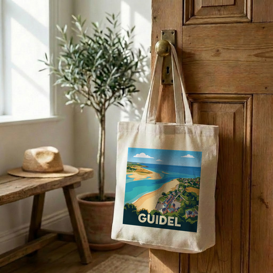 Tote bag souvenir de la ville de Guidel avec une illustration stylisée de son paysage côtier.