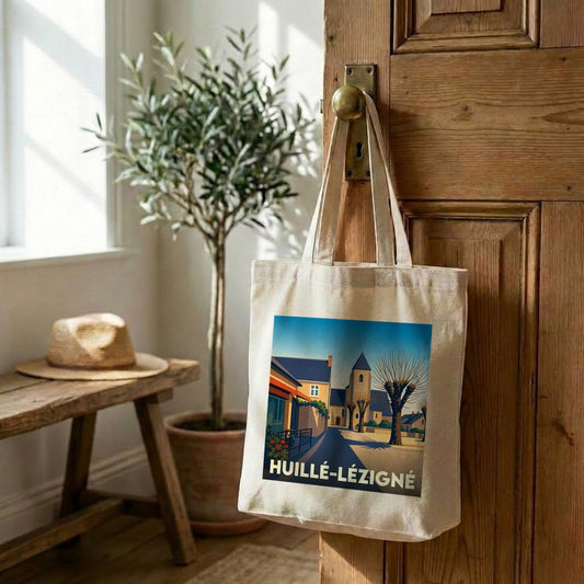 Tote bag souvenir de la ville de Huillé-Lézigné avec une illustration stylisée.