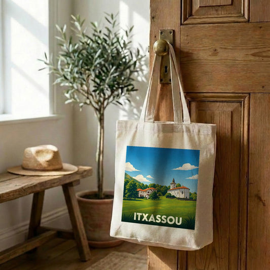 Tote bag souvenir de la ville d'Itxassou avec une illustration stylisée de son paysage et de son église.
