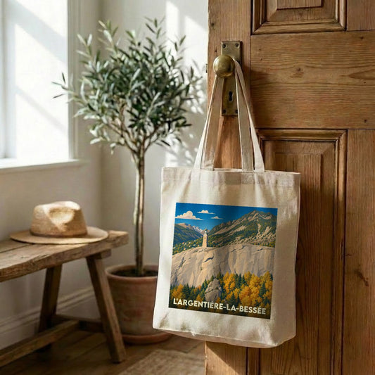 Tote bag souvenir de la ville de L'Argentière-la-Bessée avec une illustration stylisée d'un paysage montagneux.