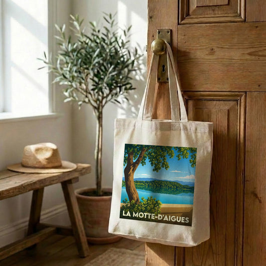 Tote bag souvenir de la ville de La Motte-d'Aigues avec une illustration stylisée de son lac.
