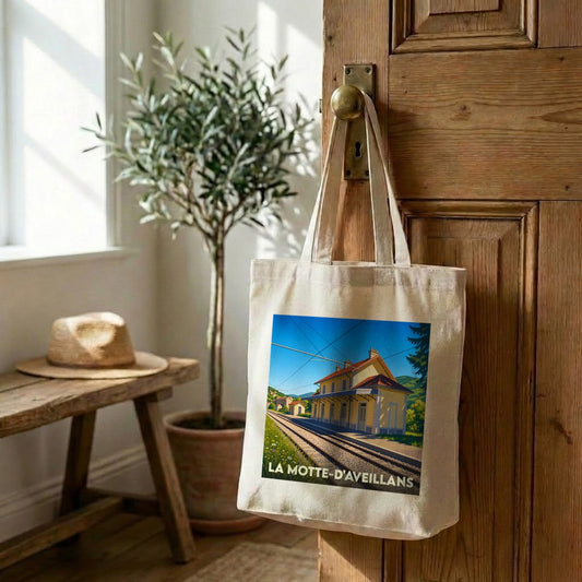 Tote bag souvenir de la ville de La Motte-d'Aveillans avec une illustration stylisée de sa gare.