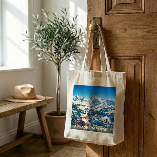 Tote bag souvenir de la station de La Plagne Tarentaise illustré d'un paysage de montagne enneigé.