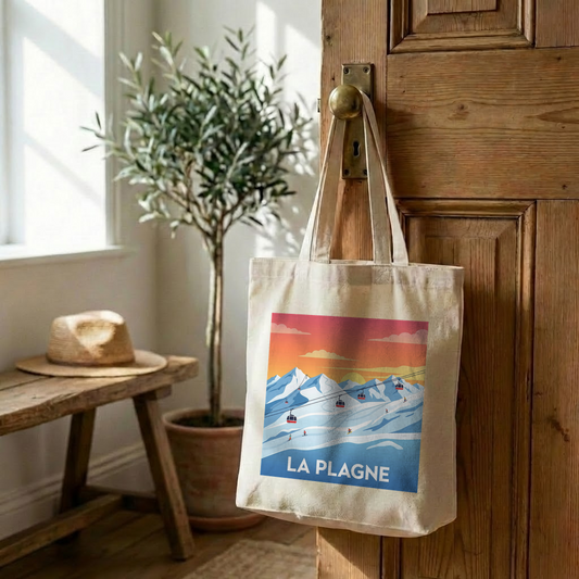 Tote bag souvenir de la ville de La Plagne avec une illustration stylisée de ses montagnes.