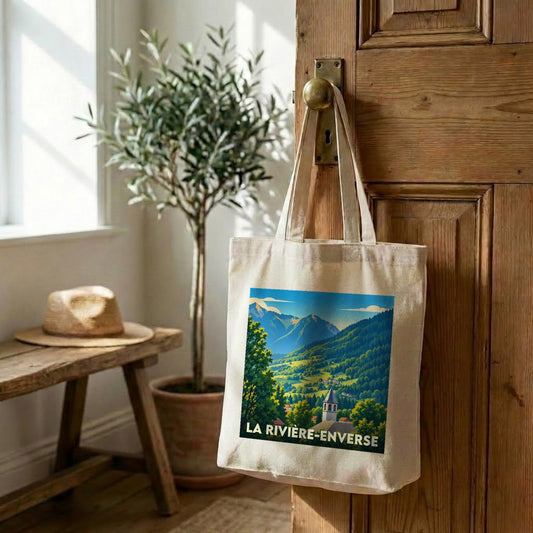 Tote bag souvenir de la ville de La Rivière-Enverse avec une illustration de paysage montagneux.
