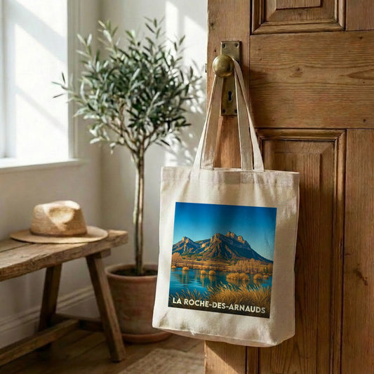 Tote bag souvenir de la ville de La Roche-des-Arnauds avec une illustration de paysage montagneux.