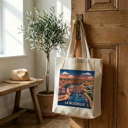 Tote bag souvenir de la ville de La Rochelle avec une illustration stylisée de son port.
