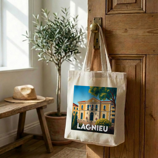 Tote bag souvenir de la ville de Lagnieu illustré d'un bâtiment historique au style graphique épuré.