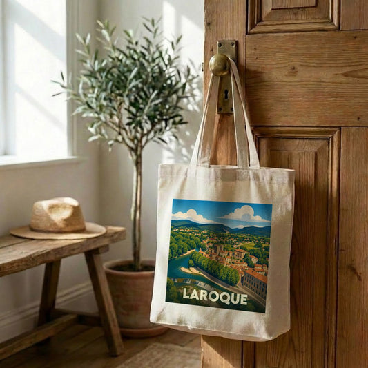 Tote bag souvenir de la ville de Laroque avec une illustration stylisée.
