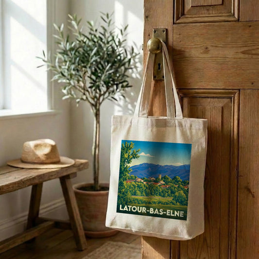 Tote bag souvenir de la ville de Latour-Bas-Elne avec une illustration paysagère stylisée.