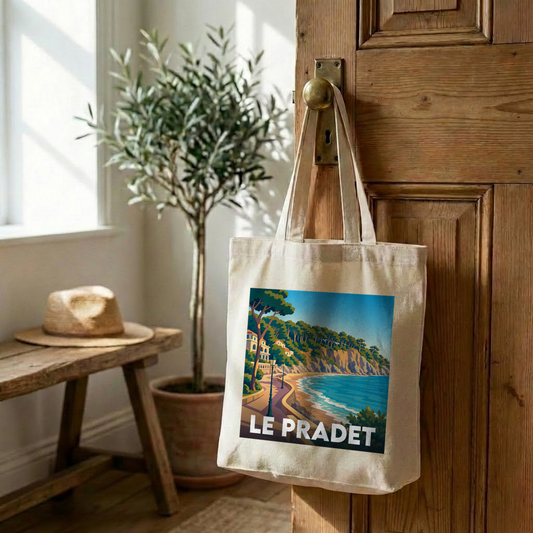 Sac cabas souvenir de la ville de Le Pradet avec une illustration stylisée du bord de mer.