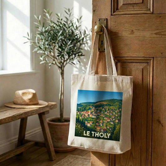 Tote bag souvenir de la ville de Le Tholy avec une illustration stylisée d'un village de montagne.
