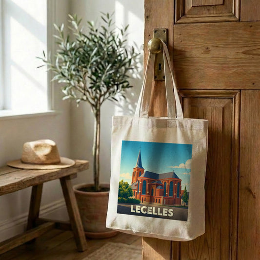 Tote bag souvenir de la ville de Lecelles avec une illustration stylisée de son église.