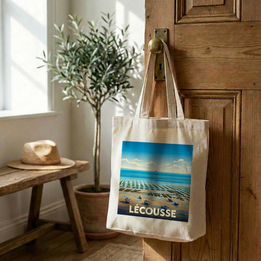 Tote bag souvenir de la ville de Lécousse avec une illustration stylisée de parcs à huîtres.