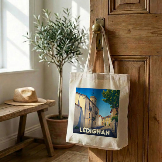 Sac cabas souvenir de la ville de Lédignan avec une illustration stylisée d'une rue ensoleillée.