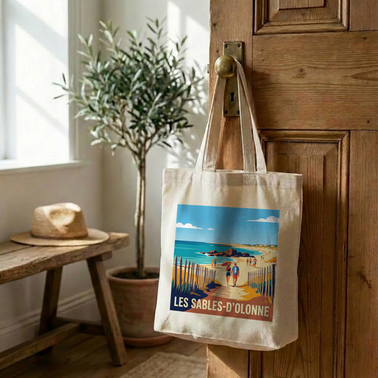 Tote bag souvenir de la ville de Les Sables-d'Olonne avec une illustration stylisée de bord de mer.