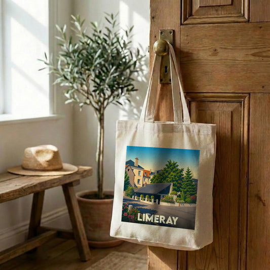Sac cabas en toile souvenir de la ville de Limeray avec une illustration paysagère stylisée.