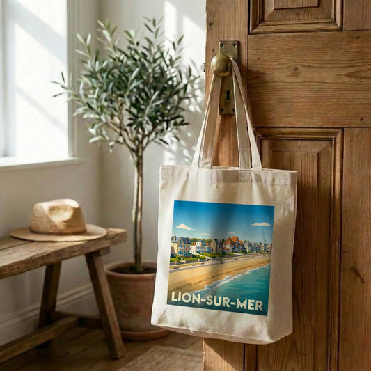 Tote bag souvenir de la ville de Lion-sur-Mer avec une illustration stylisée de son front de mer.