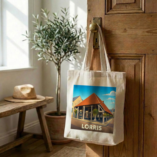 Tote bag souvenir de la ville de Lorris avec une illustration stylisée de ses halles historiques.