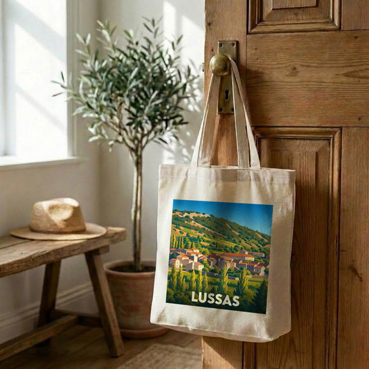 Tote bag souvenir de la ville de Lussas avec une illustration stylisée de ses paysages.