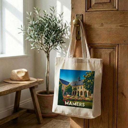 Tote bag souvenir de la ville de Mamers avec une illustration stylisée d'un bâtiment historique et de ses jardins.