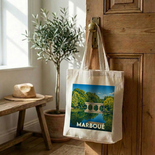 Tote bag souvenir de la ville de Marboué avec une illustration stylisée.