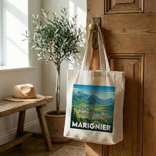 Tote bag souvenir de la ville de Marignier avec une illustration de paysage de montagne.