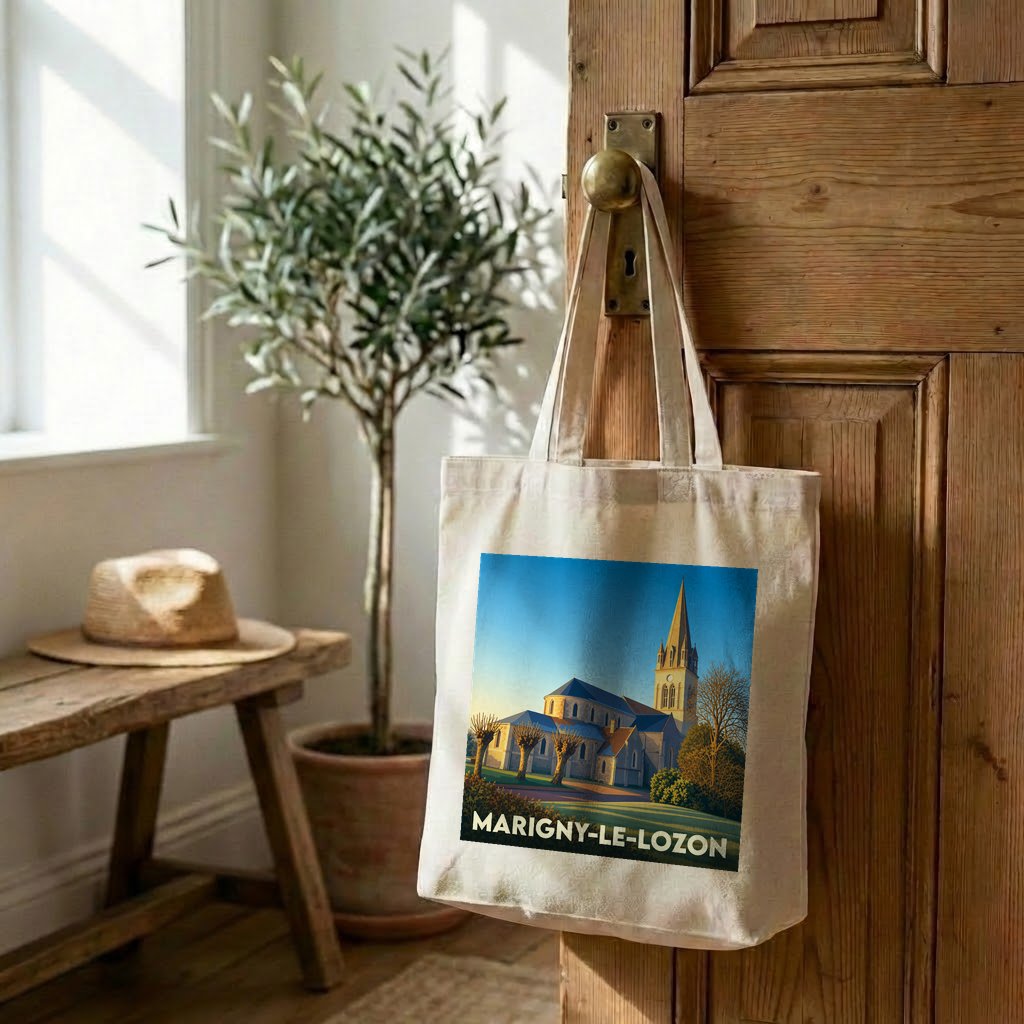 Tote bag souvenir de la ville de Marigny-Le-Lozon avec une illustration stylisée de son église.