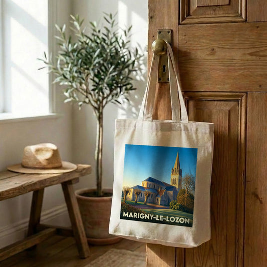 Tote bag souvenir de la ville de Marigny-Le-Lozon avec une illustration stylisée de son église.