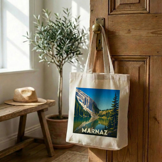 Tote bag souvenir de la ville de Marnaz avec une illustration de paysage montagneux.
