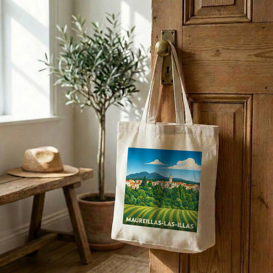 Tote bag souvenir de la ville de Maureillas-las-Illas avec une illustration de paysage colorée.