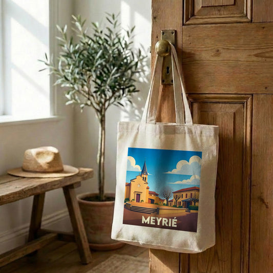 Tote bag souvenir de la ville de Meyrié avec une illustration stylisée d'une église sous un ciel bleu.