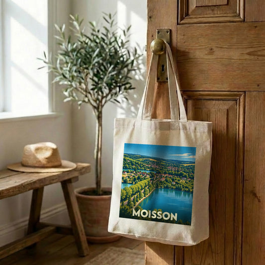 Tote bag souvenir de la ville de Moisson avec une illustration paysagère stylisée.