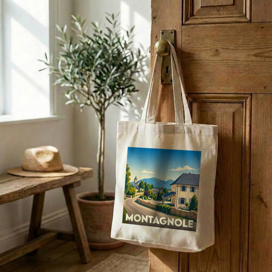 Tote bag souvenir de la ville de Montagnole avec une illustration stylisée de ses paysages.