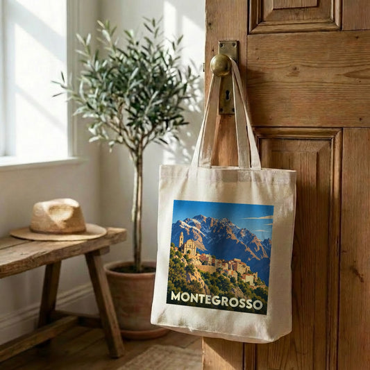 Sac cabas souvenir de la ville de Montegrosso avec une illustration stylisée de son paysage montagneux.