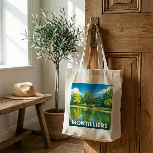 Tote bag souvenir de la ville de Montilliers avec une illustration paysagère stylisée.