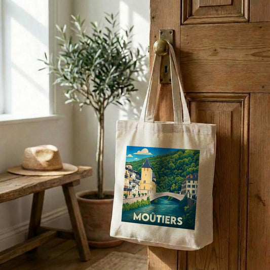 Tote bag souvenir de la ville de Moûtiers avec une illustration stylisée.