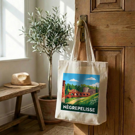 Tote bag souvenir de la ville de Nègrepelisse avec une illustration stylisée d'un paysage local.